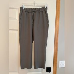 Lululemon olive green cropped athleisure pants elastic waist drawstring. Size 6